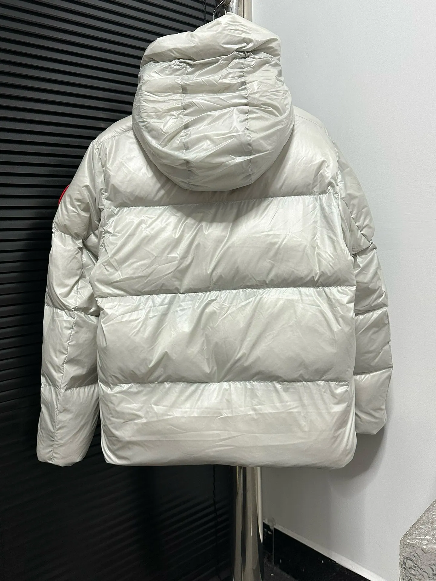 P780 [𝘾𝘼𝙉𝘼𝘿𝘼 𝙂𝙊𝙊𝙎𝙀] Canada Goose's limited new Crofton puff down jacket, top version, ceiling level Crofton soft loaf, 2024 latest style, cold protection effect up to level 4, using recycled Feather-Light tear-resistant fabric, ultra-light, no weight on the upper body at all! The unique black label highlights your temperament‼ ️ Canada Goose, a Canadian brand, has always been recognized as the warmest down jacket. Various Instagram celebrities, Internet celebrities, and celebrities often wear it for street photos. I make Canada Goose every year, but I still can't get rid of my love for it. No matter how cold the days are, there is no need to be afraid, because there is! Filled with 90% white duck down, it is the legendary warmest down jacket and is known as a must-have for Arctic outdoor sports! The most popular down jacket in the world, celebrities are rushing to buy it, it is a must-have!  Size: S~XXL